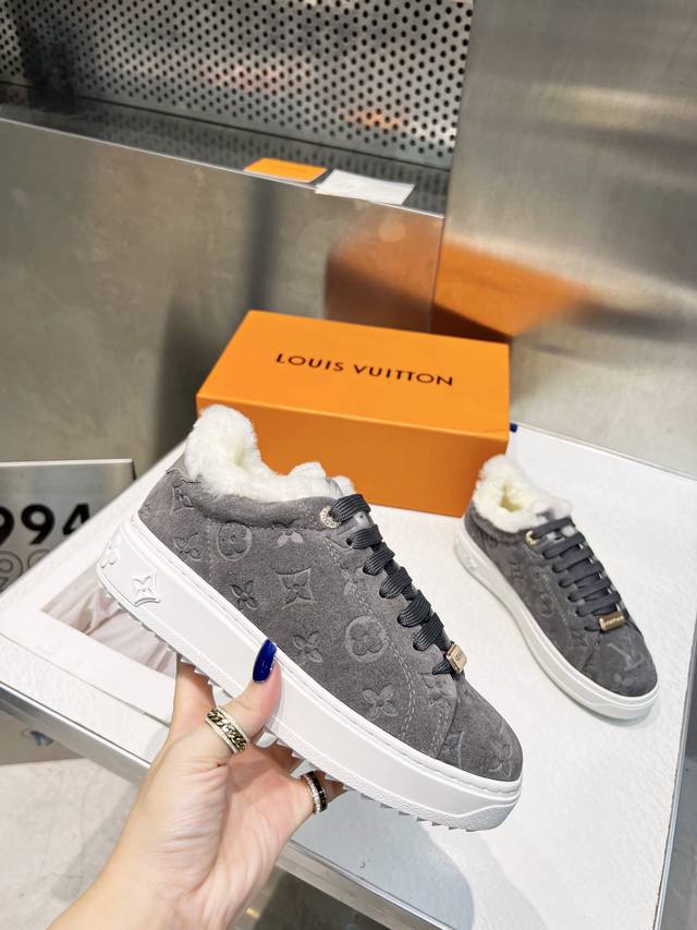 Lv本款 Time Out 运动鞋为小牛皮制成的麂皮压印 Monogram 图案，以舒软羊毛内衬围裹融融暖意。加厚橡胶外底呼应鞋面设计，点缀铭纹孔眼和后部的路易