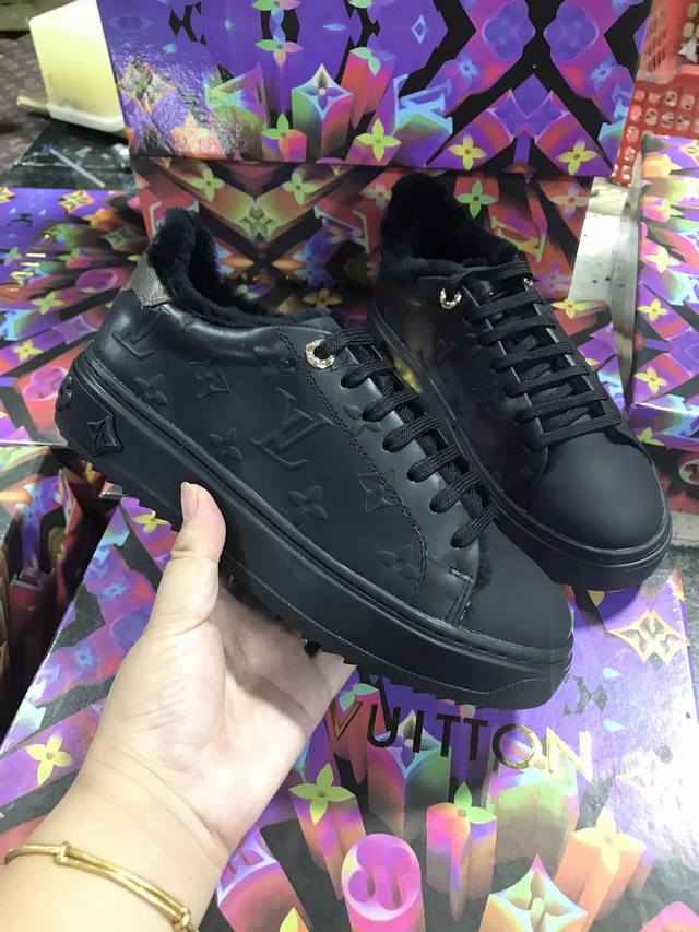 Lv休闲毛毛鞋，Time Out 运动鞋以小牛皮包裹舒软羊毛内衬，直面寒冷时节。柔软鞋面压印品牌经典 Monogram 图案，后侧 Monogram 帆布饰边和