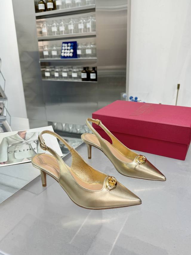 工厂p橡胶底190 皮底 Vt 春夏新款，简直不要太好看了！！！小性感的同时又带有少女的小可爱经典的V扣永不过时，这次烤漆跟Yuan版打造，你值得拥有 面料：进