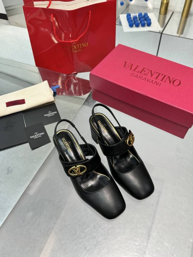 工厂p橡胶底 真皮底 华伦天奴专柜新款女士后空12色新品 独特的 经典 V扣五金配件，衬托出满满的高级感，新一季不负期待！ 值得入手★进口牛皮 绝对的上档次原版