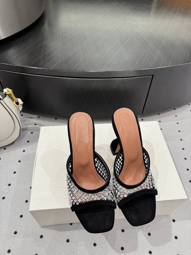 新品 ★进口 进口网面 内里 羊皮 鞋底 牛皮大底 原版注塑 优雅风格 创造不一样的感觉 跟高9.5 Cm 专柜包装 简约气质款式！ Show Bdetails