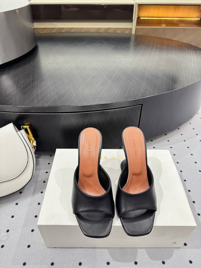 新品 ★进口 牛皮 内里 羊皮 鞋底 牛皮大底 原版注塑 优雅风格 创造不一样的感觉 跟高9.5 Cm 专柜包装 简约气质款式！ Show Bdetails ⊿