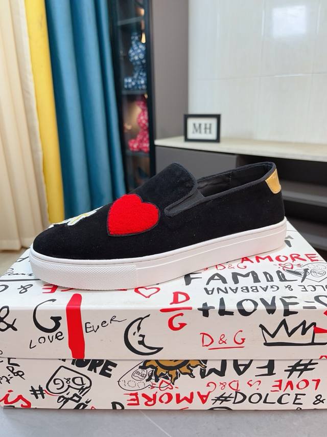 出厂价p Dg～ 男士休闲鞋 Z柜同步发售 鞋面选用反绒皮电绣真皮内里，舒适透气，鞋底：原版舒适耐磨大底，实物拍摄实物更赞码数:38-44