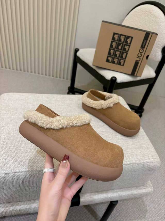实价： 2025Ugg新大土豆雪地靴 大爆款厚底带后跟两穿雪地靴，时尚舒适，面料牛皮，内里羊毛，垫脚羊毛。 颜色：栗色 羚羊棕 胡桃木 沙色 码数：35～40
