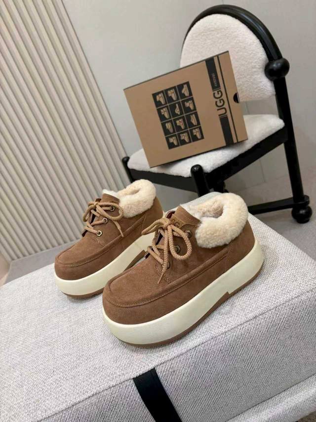 实价： 2025新款Ugg绑带雪地靴 简单时尚后跟翻毛设计，小卷羊毛，面料牛皮，内里羊毛，双拼色Tpr大底，防滑耐磨5颗星，冬季出行适合任何天气场景，前系带设计