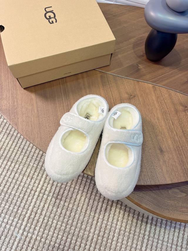 实价： Ugg玛丽珍 秋冬氛围感怎么少得了这双Ugg毛绒质感软乎乎，内里真羊毛，爱了爱了 一脚蹬设计超方便，从客厅到街头，舒适与时尚一键切换，五种温柔色系任你选