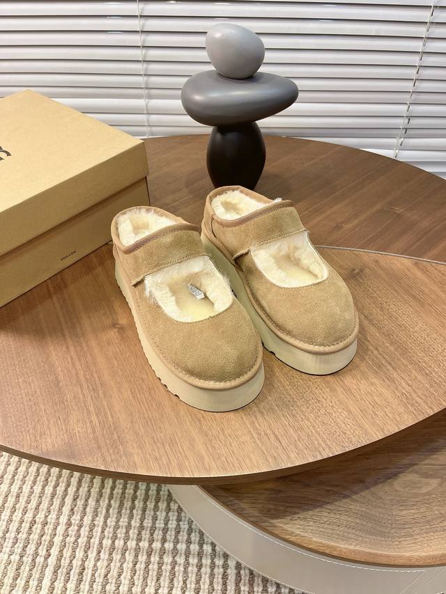 实价： 秋冬新款Ugg玛丽珍雪地靴 Ugg毛毛鞋别致的设计，自己可以Diy多种色彩袜子上脚！为冬天增添一抹色彩！不失为一种潮流与可爱兼得的雪地靴，冬日氛围拉满！