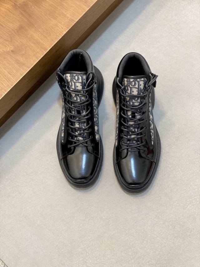 Dio* 迪奥 秋冬奢品男士中帮短靴 ，纯手工制作，内外均为进口头层牛皮，高端精品精湛工艺。原版Tpu组合大底。穿出高贵绅士品味。经精心调试最佳楦型。舒适度百分