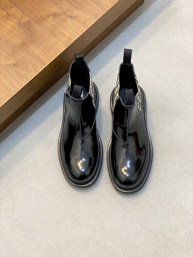 Dio* 迪奥 奢品男士中帮短靴 ，纯手工制作，内外均为进口头层牛皮，高端精品精湛工艺。意大利进口双层真皮大底。穿出高贵绅士品味。经精心调试最佳楦型。舒适度百分