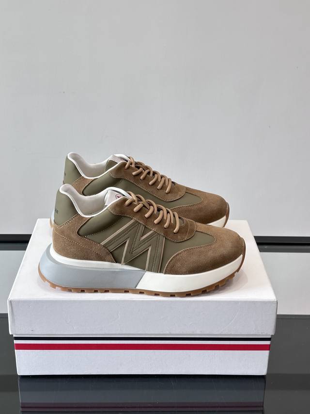 Moncler男士阿甘鞋，经典复古运动鞋，鞋面真皮拼接网布，柔软透气，橡胶鞋底防滑耐磨，日常穿搭超百搭！ 鞋侧“M”标志超有辨识度，厚底设计增高又舒适，长时间穿