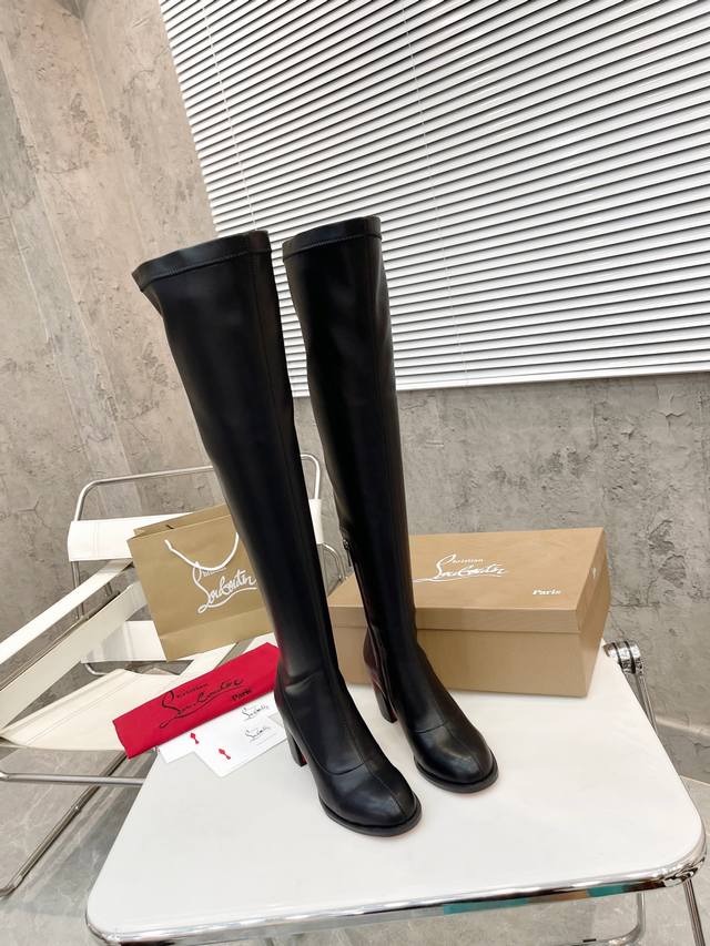 元： Christian 5Louboutin Cl 重磅推出新款粗跟弹力踝靴，经典而精致，线条流畅纤细。配有70毫米方形鞋跟。筒高22寸。 面料：弹力天鹅绒面