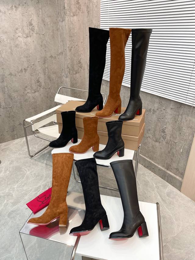 元1123号我： Christian Louboutin Cl 重磅推出新款粗跟弹力踝靴，经典而精致，线条流畅纤细。配有70毫米方形鞋跟。筒高22寸。 面料：弹
