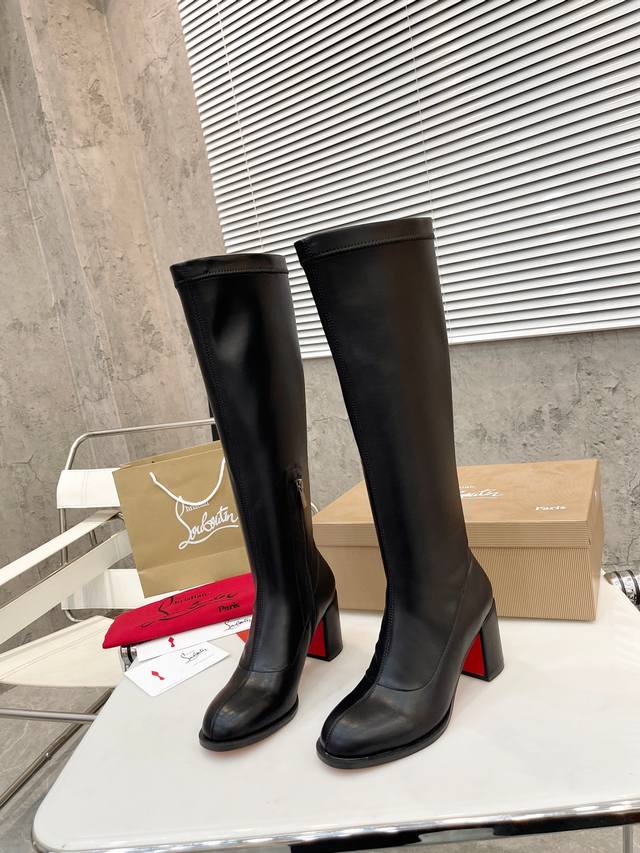 元： Christian Louboutin Cl 重磅推出新款粗跟弹力踝靴，经典而精致，线条流畅纤细。配有70毫米方形鞋跟。根据场合，将它拉至小腿,一对鞋可当