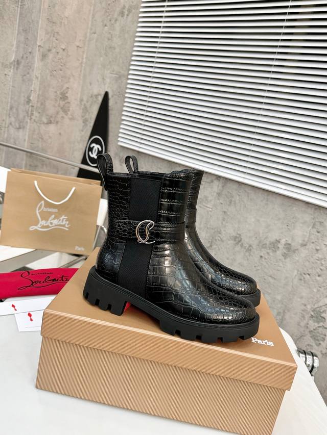 顶级版本 独家定制 代购级⑥个颜色供选择。重磅推出 Christian Louboutin Cl 标识设计 红底鞋最新走秀款 简称Cl 红底鞋 T台走秀款小新清