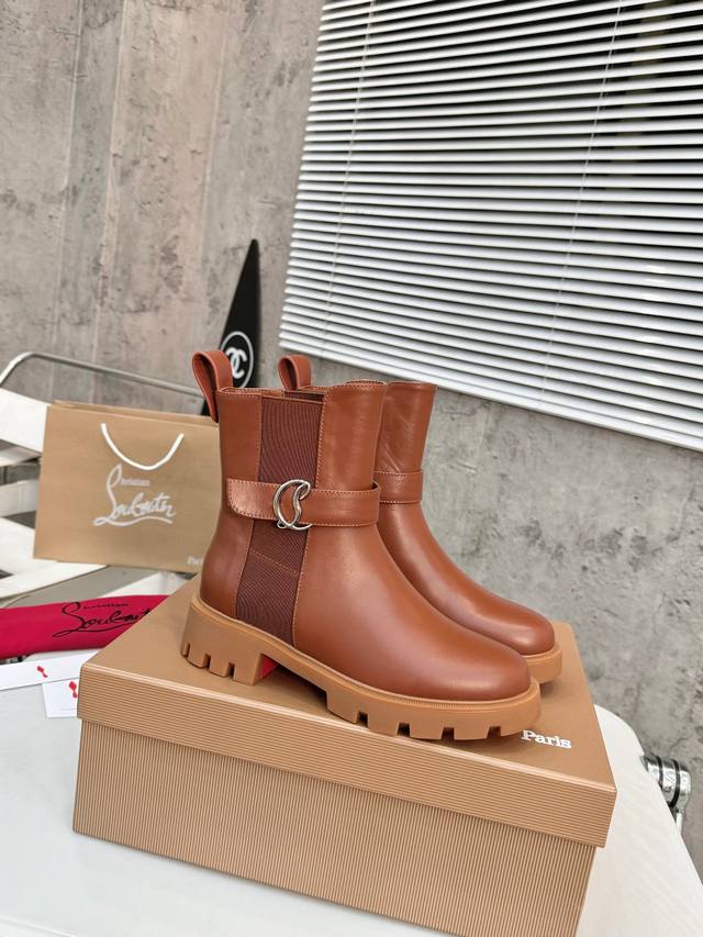 顶级版本 独家定制 代购级⑥个颜色供选择。重磅推出 Christian Louboutin Cl 标识设计 红底鞋最新走秀款 简称Cl 红底鞋 T台走秀款小新清