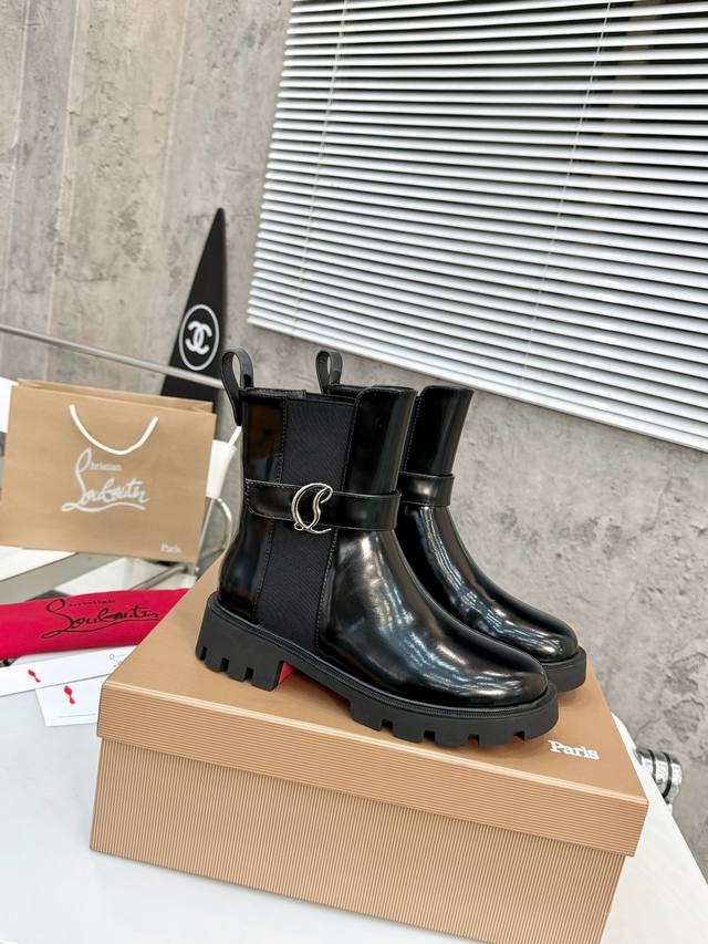 顶级版本 独家定制 代购级⑥个颜色供选择。重磅推出 Christian Louboutin Cl 标识设计 红底鞋最新走秀款 简称Cl 红底鞋 T台走秀款小新清