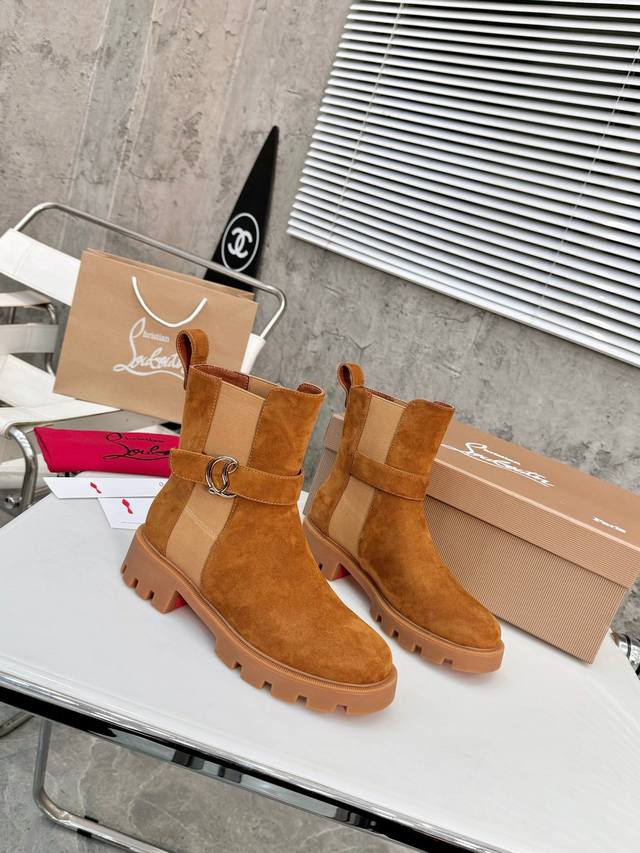 顶级版本 独家定制 代购级⑥个颜色供选择。重磅推出 Christian Louboutin Cl 标识设计 红底鞋最新走秀款 简称Cl 红底鞋 T台走秀款小新清