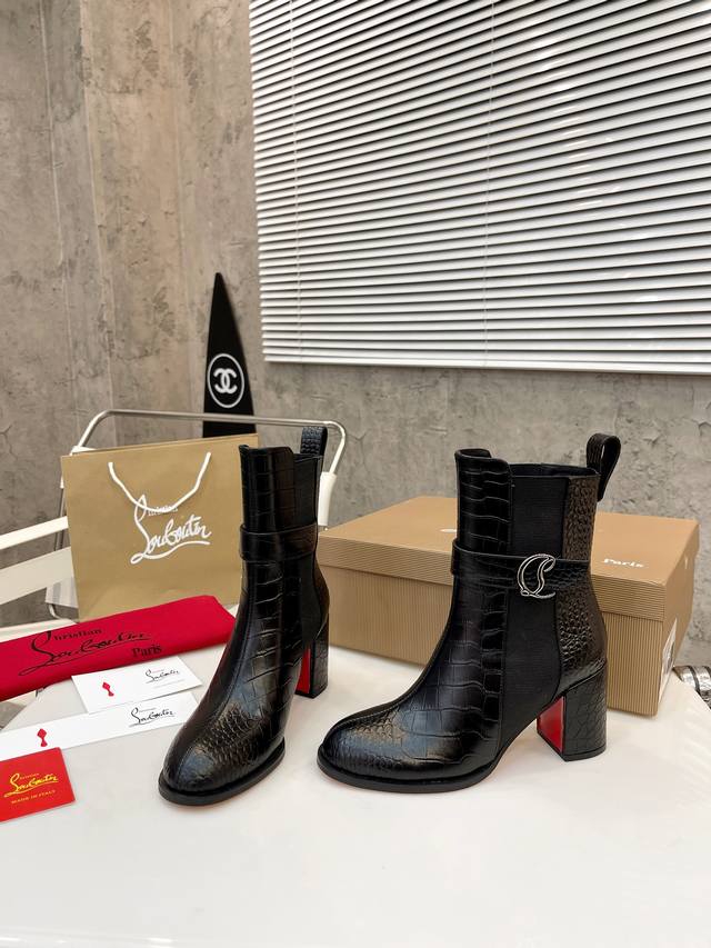 元： Christian Louboutin Cl 重磅推出新款粗跟厚底靴，采用亮泽小牛皮材质打造。侧面亮眼点缀 松紧 镀金 Christian Loubout