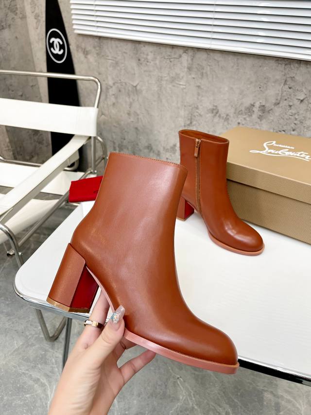 元： Christian Louboutin Cl 重磅推出新款粗跟厚底靴，采用亮泽小牛皮材质打造，简单 时尚 筒高4寸 12Cm 面料：粒面牛皮 内里：羊皮里