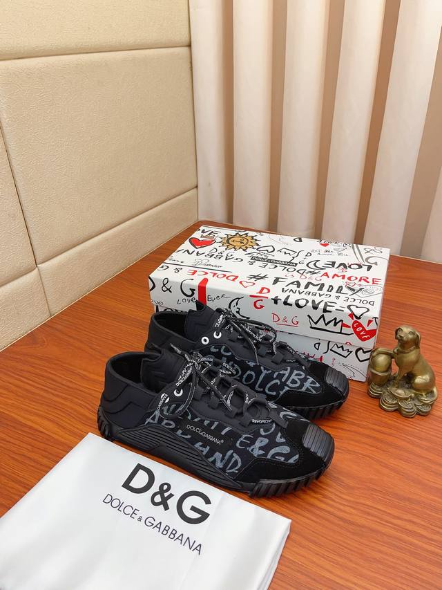 价： 新款Dolce＆Gabbana Dg重工系列，新款休闲时尚鞋版型简洁大气，时尚专属时尚又大方。原版透气绵布+手绘工艺，舒适的透气内里。精致奢华，超A级别！