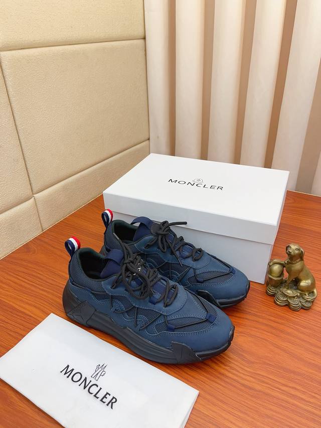 价： Moncler 蒙口、官网同款 高品质男鞋 材料：定制小牛皮 网布透气内里真皮鞋垫 原版开模防滑大底款式类型：男士休闲运动鞋 系带款男鞋系列 欧美潮流风格