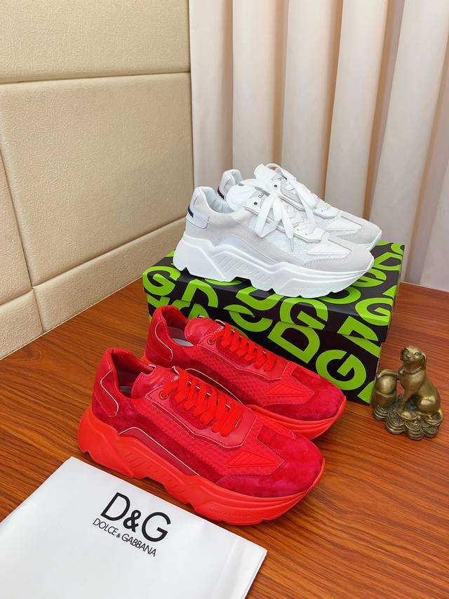 价： 新款Dolce＆Gabbana 顶级原单Dg重工系列，新款休闲时尚鞋版型简洁大气，时尚专属时尚又大方。原版进口小牛皮，舒适的羊皮内里。精致奢华，超A级别！