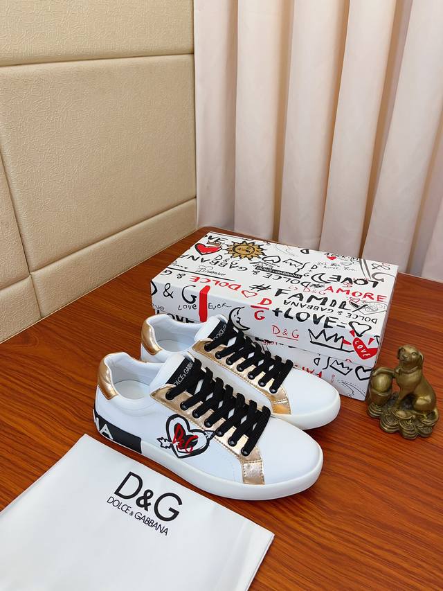 价： Dg 最新官网休闲、男鞋原单品质进口头层牛皮羊里 论材料做工完胜市场所有版本最高品质出货 实物拍摄，面料进口凸显品牌独特魅力鞋带也是原版定制经典系带款鞋