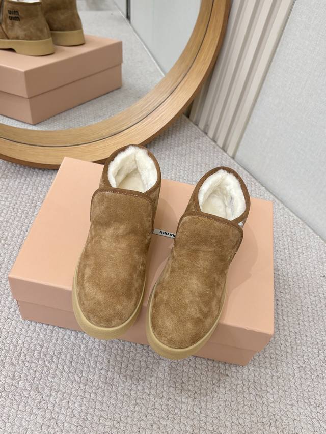 工厂p批p￥ Miumiu.秋冬走秀新款纯羊毛雪地靴 冬日甜酷少女的温暖选择雪地靴甜酷新高度，从造型到细节，把少女感与保暖性拿捏刚好，丝光牛反绒面料自带细腻高级