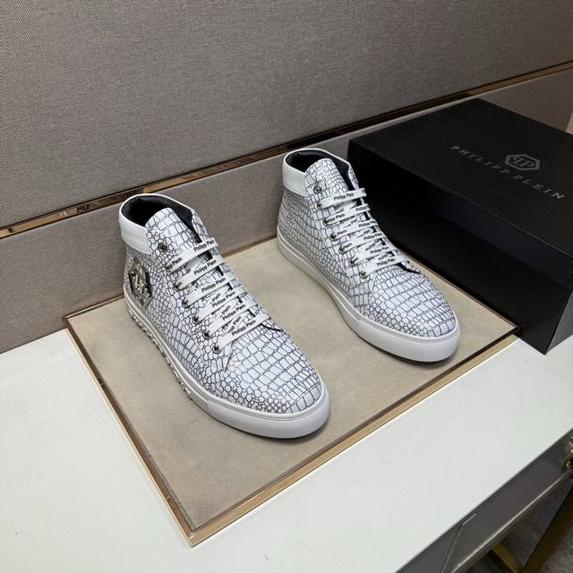 出厂价pp pp～ 男士休闲高帮鞋 2025Z柜同步发售 码数:38-44 # 2个颜色鞋面选用多材质拼接羊皮内里，舒适透气，鞋底：原版舒适耐磨大底，实物拍摄实