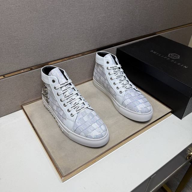 出厂价pp pp～ 男士休闲高帮鞋 2025Z柜同步发售 码数:38-44 # 3个颜色鞋面选用多材质拼接羊皮内里，舒适透气，鞋底：原版舒适耐磨大底，实物拍摄实