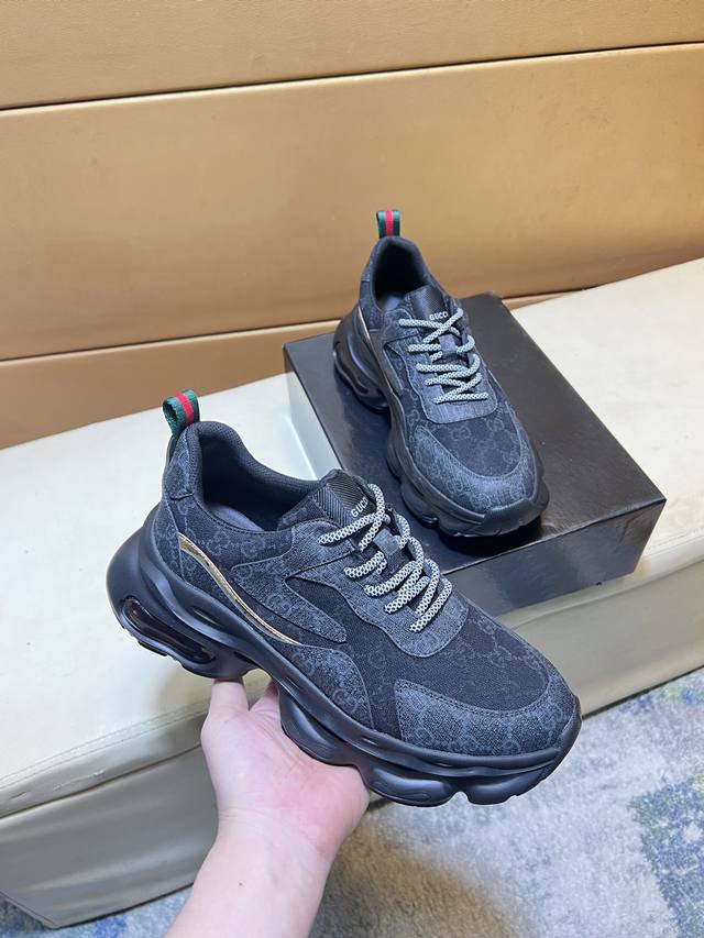 古奇Gucci 原单品质.～ 独特现代风运动鞋。休闲鞋潮男必备款 意大利进口原版品牌，进口原版皮，羊里 拒绝脱色磨脚 鞋底：原厂特供原版底，法国懒人风格设计 贴