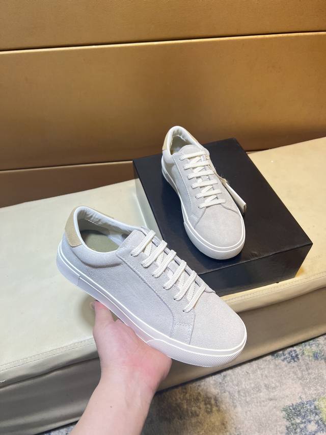 Bc新品 Brunello Cucinell* 低帮运动鞋 经典纱线激发了这款运动鞋的精致与运动品味。高丝光牛反绒鞋面极致轻盈且富有弹性，鞋子两侧显示出紧致外观