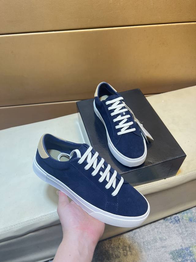 Bc新品 Brunello Cucinell* 低帮运动鞋 经典纱线激发了这款运动鞋的精致与运动品味。高丝光牛反绒鞋面极致轻盈且富有弹性，鞋子两侧显示出紧致外观