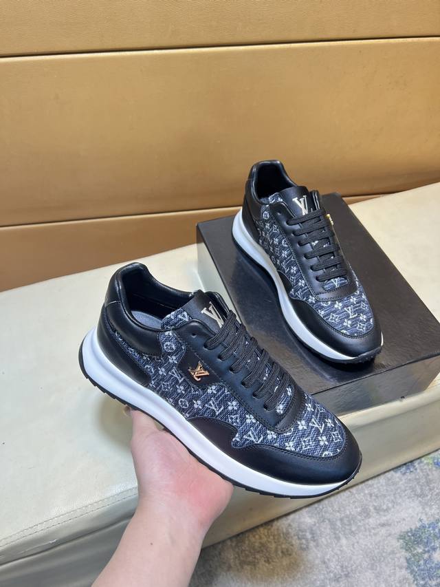 Lv路易威登 顶级代购男士2025Hk专柜同步发售。鞋底：原厂特供原版底，独家活动成型底超级舒适，原厂跟单货搭配制作，羊里细节决定品质、我们只为用心做好鞋，可随