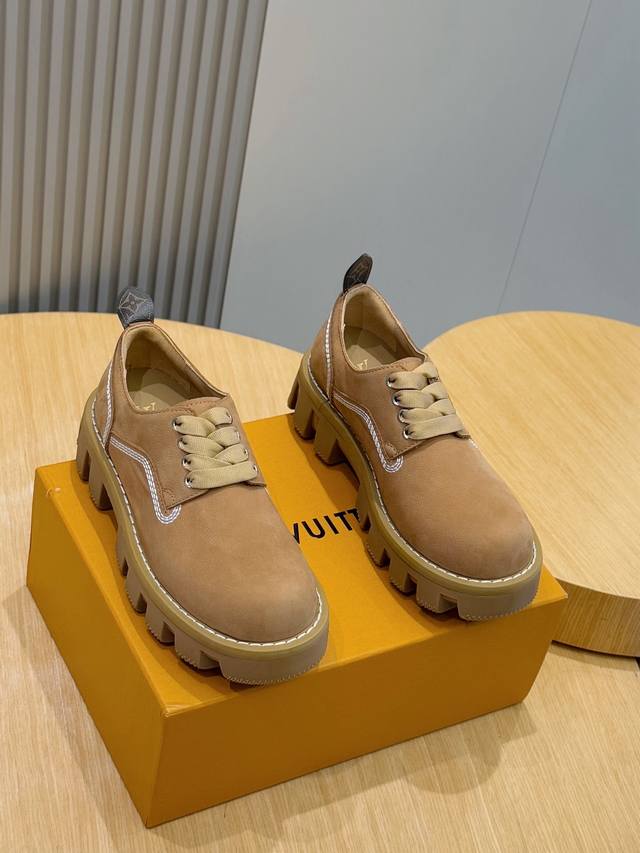 L家Checker 男士及踝靴 亮相于路易 春夏男装秀场，以正绒面牛皮革演绎多元风尚。鞋面品牌Monogram压纹，厚实而轻盈的橡胶外底援引工装鞋设计。鞋底凸纹