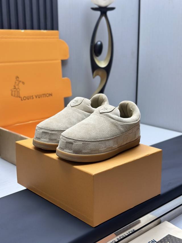 工厂p价p￥ 顶级版本 胖丁 Lv-路易威登-经典走秀新款 原版1：1开发复刻！！上脚非常舒适 奢侈用料，做工精细，中底印有欧洲制造英文字母 鞋面由意大利进口小