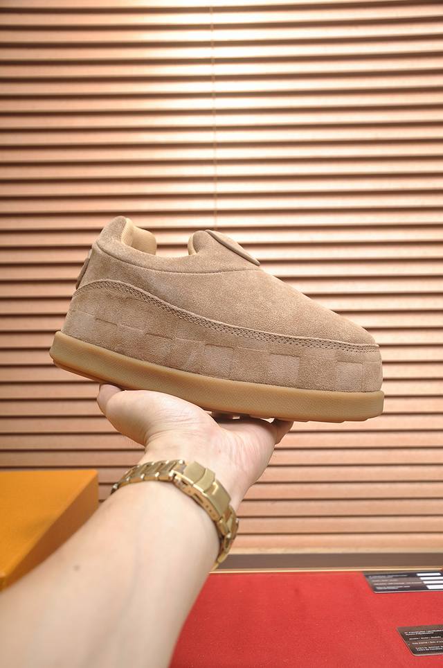 出厂价p 新款 Lv联名Nigo 丑萌 可爱众多网红明星纷纷开秀上脚 ， 经典百搭的单品。 面料：进口高丝光牛反绒。 内里：高级弹力网布， 大底：原版开模大底，