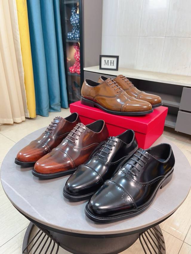 出厂价p 水染牛里 Salvatore Ferragamo 菲拉格慕 男士最新款休闲商务皮鞋！专柜同步上市！面料采用专用进口原版反绒小牛皮，内里采用进口水染牛皮