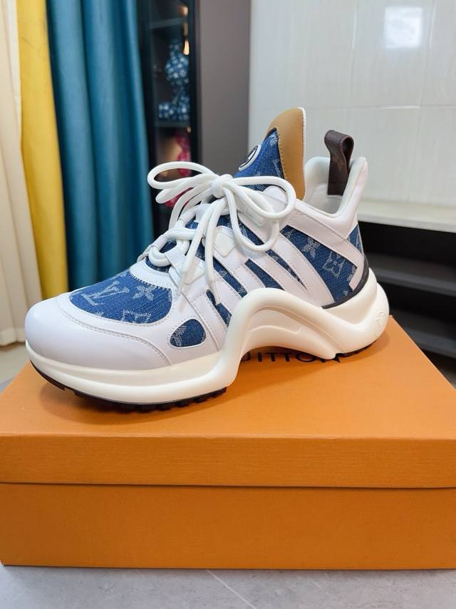 出厂价p Lv Archlight 情侣款驴牌五金休闲运动老爹鞋后增跟高约5.5Cm，大底最高度厚约8Mm面料:环保Tpu和进口牛拼皮接内里:牛内皮里大底: 抽