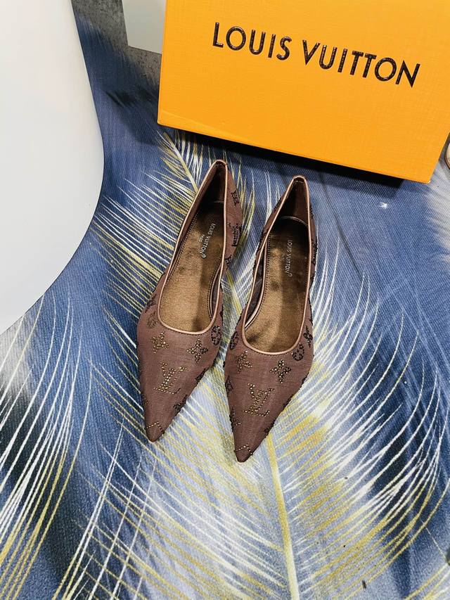 平底 驴家专柜同步專櫃新款新色，闪亮出场，欢迎对比，定制双层加厚透网真丝面料 定型效果更佳，搭配澳洲进口水钻女神必备，垫脚内里：真丝料。意大利进口Logo真皮鞋