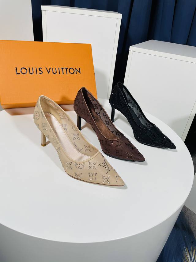 7.5-8Cm跟高 驴家专柜同步專櫃新款新色，闪亮出场，欢迎对比，定制双层加厚透网真丝面料 定型效果更佳，搭配澳洲进口水钻女神必备，垫脚内里：真丝料。意大利进口