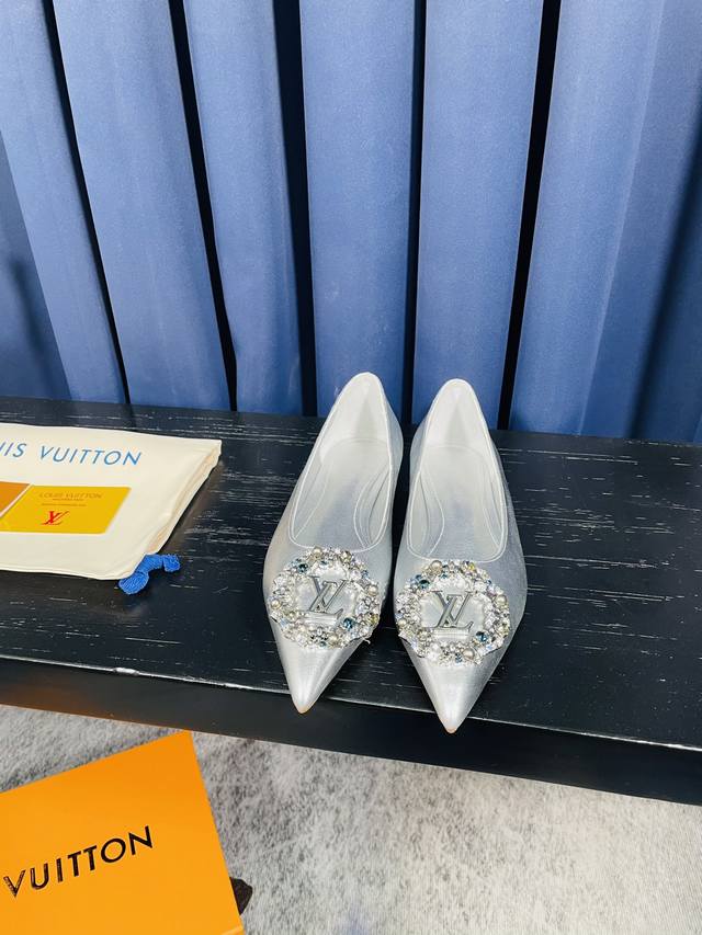 跟高1Cm 。驴家新品专柜同歩。女神必备单品，高品质货 原版开模钻石扣，进口钻，烤漆原版扣，每颗都是那么闪 。面料:牛皮 真丝，垫脚内里：进口羊皮。大底：意大利