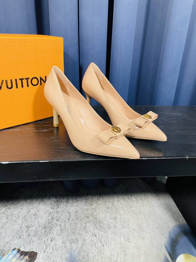 7.5Cm跟高 驴家秋冬新款。面料：专用进口牛漆皮面料 经典老花 唐三彩黑，白。整皮开料不断帮，原版开模跟型，垫脚内里：进口羊皮。大底：进口Logo真皮底 。大