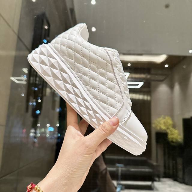 工厂p价p格 。吉米周 Jmmy Choo 、独家首发，原版开模大底，休闲鞋，搭配休闲好看， 链接现实与未来 突破时间的局限 以全新之姿诠释冷冽未来感极简风格