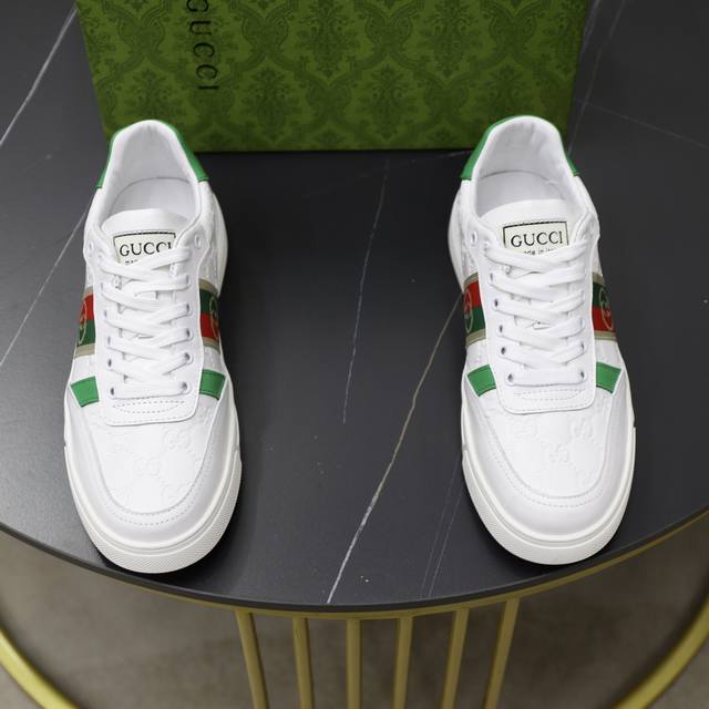 品牌：古奇Gucci 标准码：38-44 45订做 等级：官网同款 材料：原厂皮料拼接 舒适透气羊皮内里 原厂耐磨大底 款式类别：男士时尚休闲鞋 跑步 运动鞋