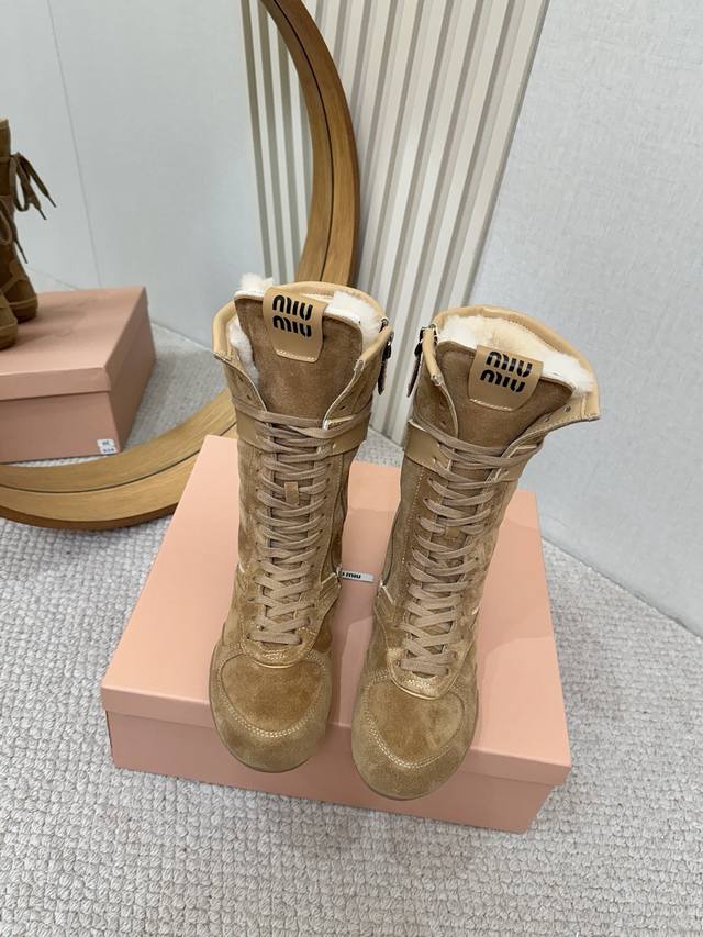 工厂p批p￥ Miumiu 2025冬靴新款战靴羊毛靴马丁靴中筒靴 复古经典简约帅气百搭～鞋形超好，好穿到飞起！轻盈不笨重！~全羊毛内里，超级好看又保暖 冬季必