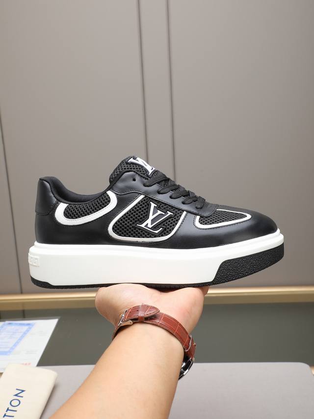 新款男鞋Lv 时尚潮流 采用头层小牛皮透气网里！脚感超舒适，做工简直无可挑剔 发泡超轻大底，码数:38-44 45定做 2色选！