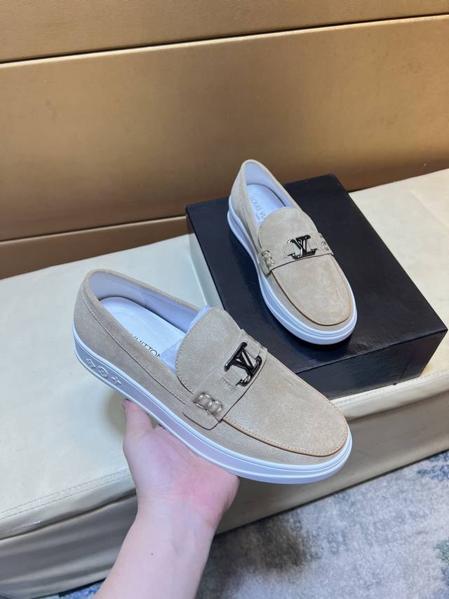 路易威登 香港原单品质豆豆鞋。精湛工艺 高端精品男士休闲款 懒人套脚乐福款 此款面料采用进口顶级意大利原版真皮牛里 里更为高档 原版防滑耐磨橡胶大底驾车唯一选择