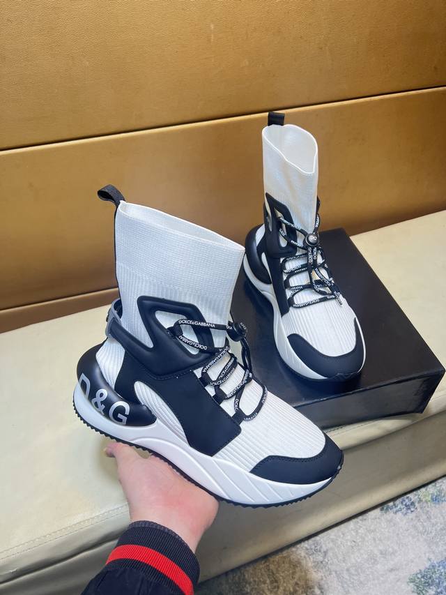 Dg～杜嘉班纳 顶级代购男士2025 Hk专柜同步发售。鞋底：原厂特供原版底，独家活动底超级舒适，原厂跟单货，高品质多色拼接设计做工精致细腻，独一无二， 丝绸面