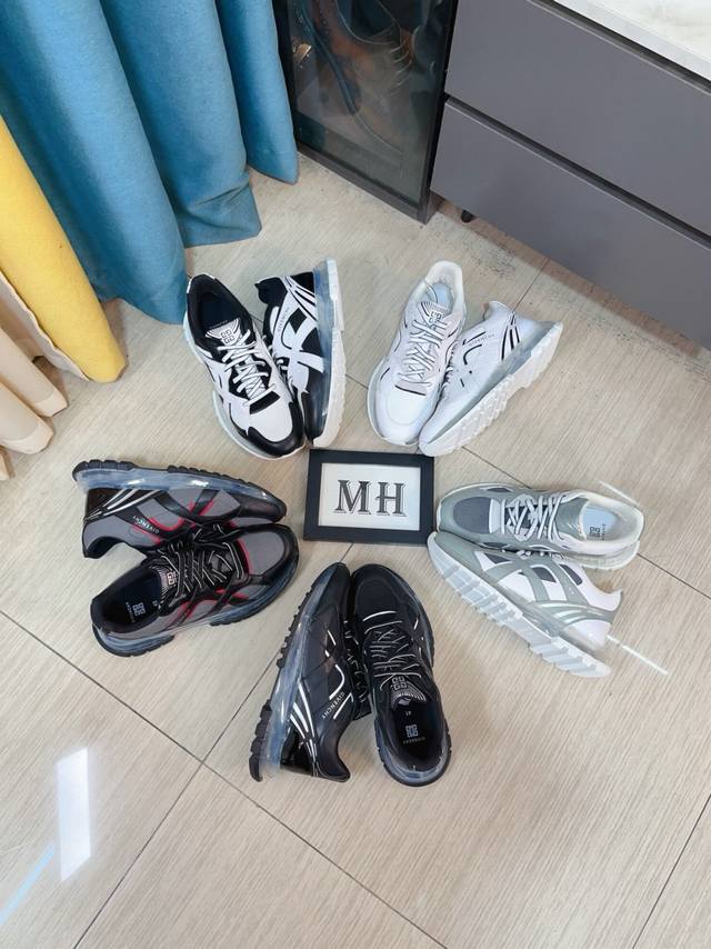 出厂价p Givenchy 纪梵希 高端版本 专柜同步发售鞋面：意大利进口品牌Logo印花布匹 尽显奢华，羊皮内里加上双层组合，脚感舒适，鞋底：原厂特供气垫Tu